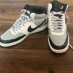 I’m selling gray Nike shoes! Size medium